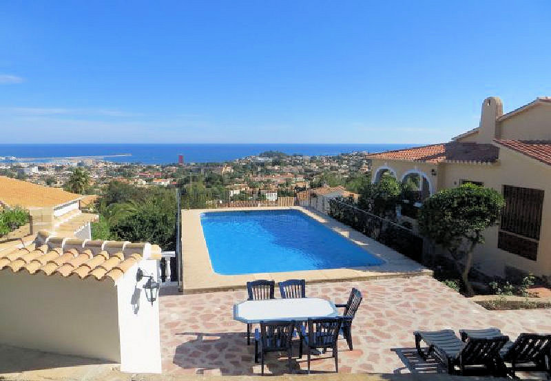 España; gran casa de vacaciones en Dénia, en la Costa Blanca, con piscina privada y fantásticas vistas panorámicas al mar.