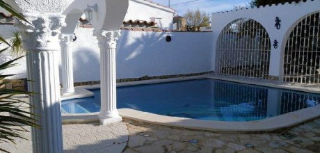AM 614 Villa for 6 persons with a private pool and jetty in Empuriabrava on the Costa Brava