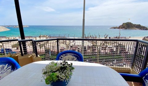BL 121 Holiday apartment for 6 persons with sea views on the seafront promenade in Blanes on the Costa Brava