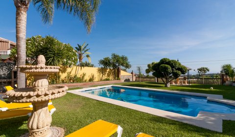 NR 821 Villa para 8 personas con una piscina privada y vistas al mar cerca de Nerja en la Costa del Sol
