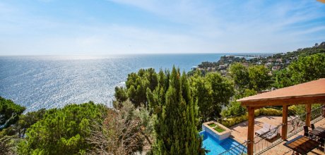 BL 631 Exclusive holiday villa for 6 persons with private pool and sea views near Blanes on the Costa Brava