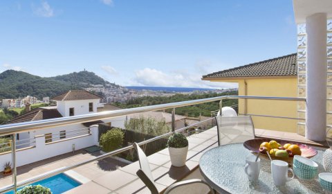 BL 904 Villa for 10 persons with a private pool and sea views in Blanes on the Costa Brava