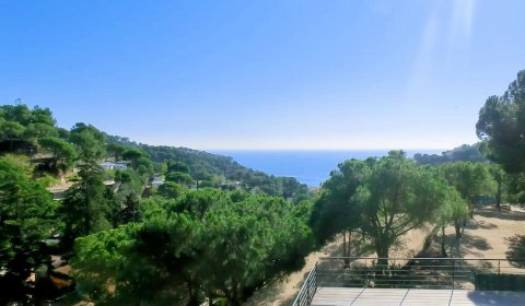 LL 830 Villa exclusiva para 8 personas con piscina privada y vistas al mar en Cala Canyelles cerca de Lloret de Mar en la Costa Brava