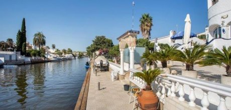 AM 611 Villa para 6/7 personas con piscina privada y muelle en Empuriabrava en la Costa Brava