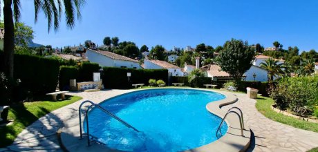 DE 325/2 Moderno bungalow vacacional para 4 personas con conexión a un parque vacacional con piscina en Dénia en la Costa Blanca