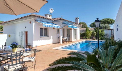 EC 614 Moderne Ferienvilla für 6 Personen mit einem privaten Pool in l'Escala an der Costa Brava
