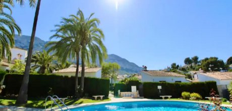 DE 325/4 Moderna casa de vacaciones para 8 personas con conexión a un parque de vacaciones con piscina en Dénia en la Costa Blanca