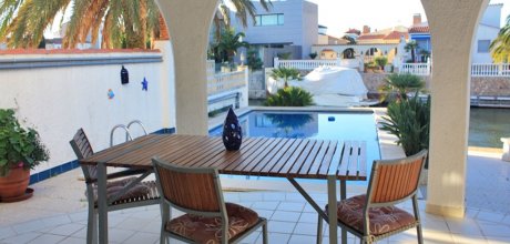 AM 814 Villa for 8 persons with a private pool and jetty in Empuriabrava on the Costa Brava