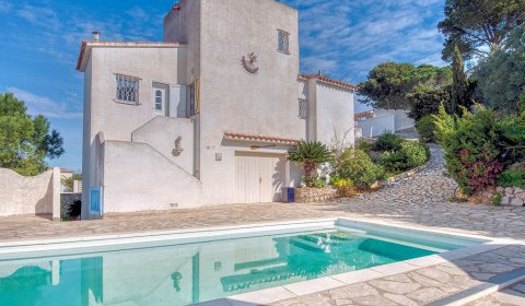 EC 806 Holiday villa for 8 persons on the Costa Brava with views over l`Escala to the sea