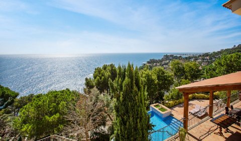 BL 631 Exclusive holiday villa for 6 persons with private pool and sea views near Blanes on the Costa Brava