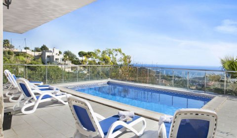 LL 825 Modern villa for 9 persons with a private pool and sea views on the Costa Brava near Lloret de Mar