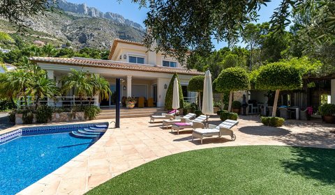 AL 825 Exclusive holiday villa for 8 persons with a private pool near Altea on the Costa Blanca